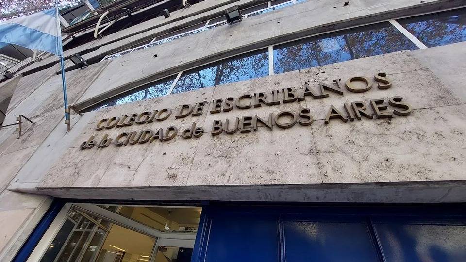 Caso Adorni: el Colegio de Escribanos afirma que las operaciones “se informan siempre” a la UIF