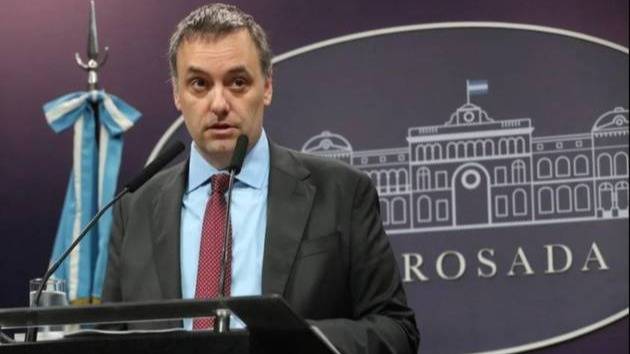 En España comparan la situación de Adorni con un ministro que terminó preso