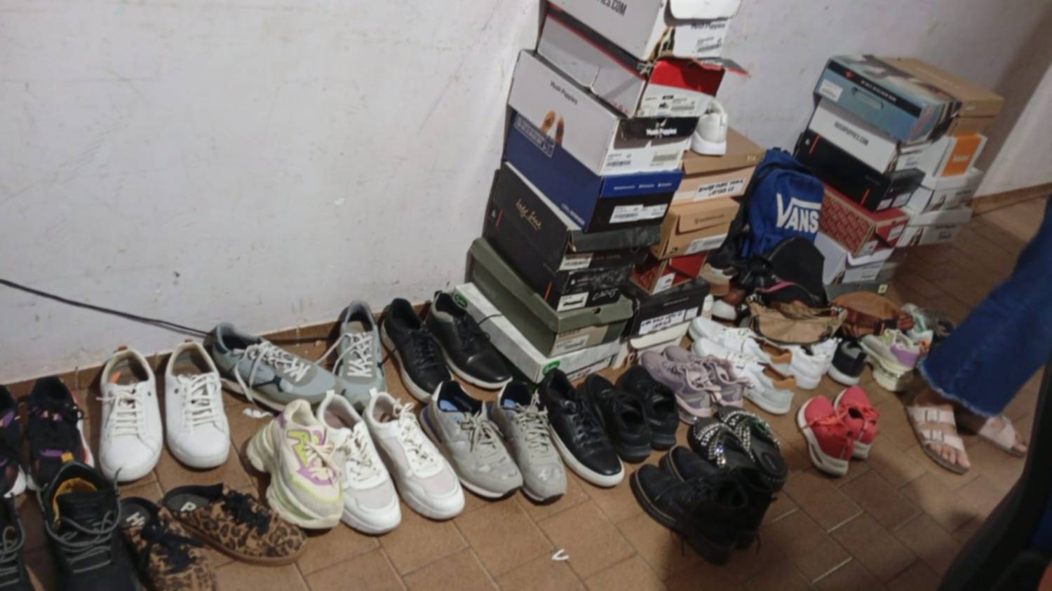 Allanan a empleado infiel de una zapatería que revendía el calzado en un showroom