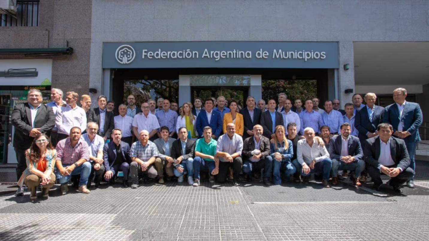 Un grupo de intendentes marchó al Ministerio de Economía para reclamar fondos y obras públicas