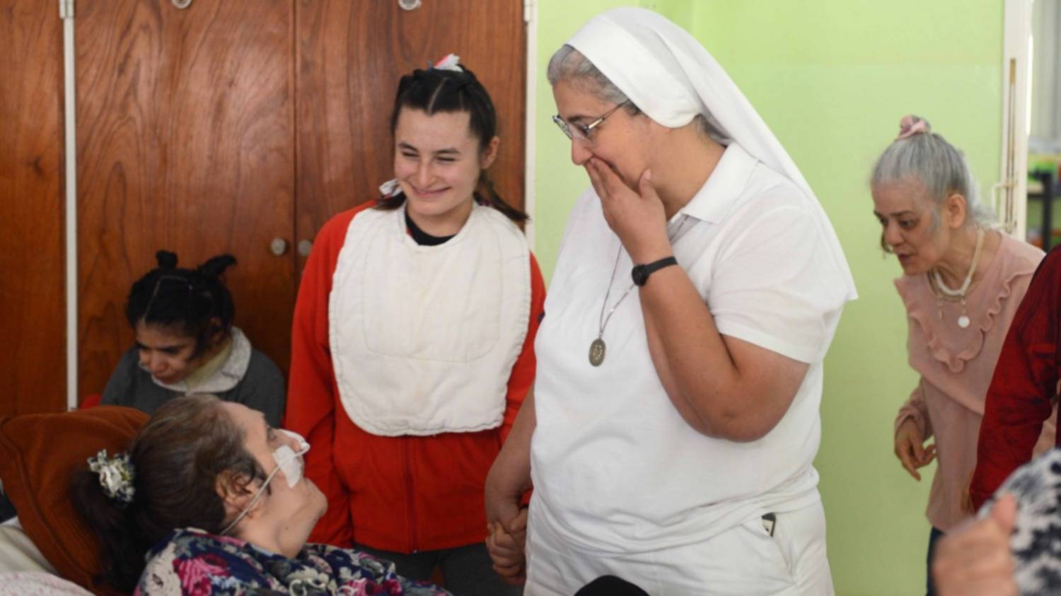 “Sobrevivimos día a día”: la dura realidad del Pequeño Cottolengo