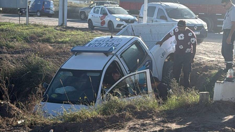Un patrullero cayó a una zanja cerca de la ruta nacional 33