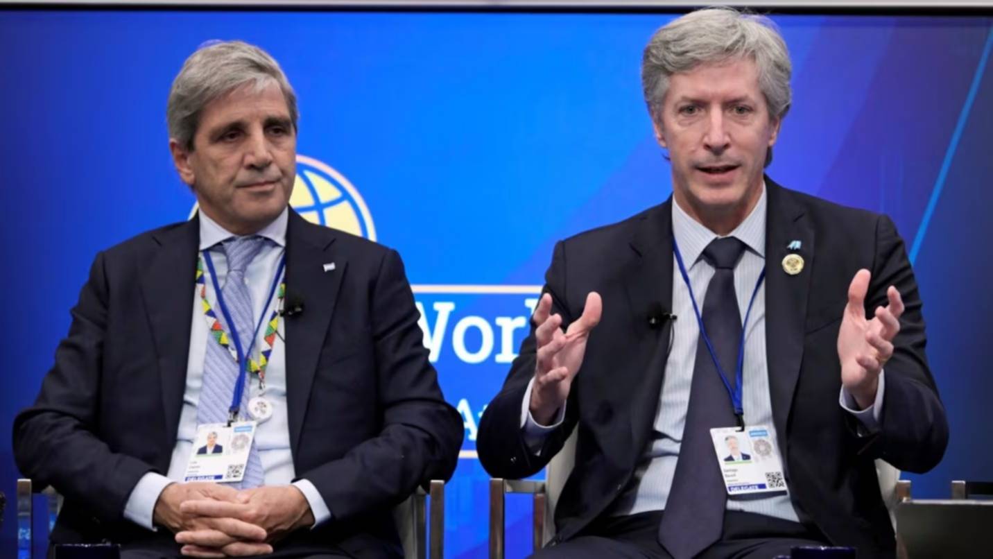 En Washington, Caputo defendió el plan económico y prometió bajar impuestos