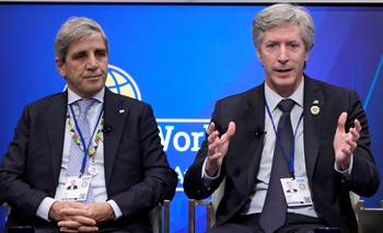 En Washington, Caputo defendió el plan económico y prometió bajar impuestos