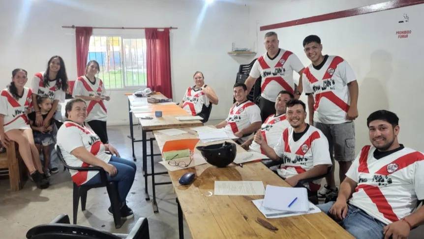 Un club del interior transformó al vestuario en un aula y más de 30 jugadores quieren terminar la Escuela 