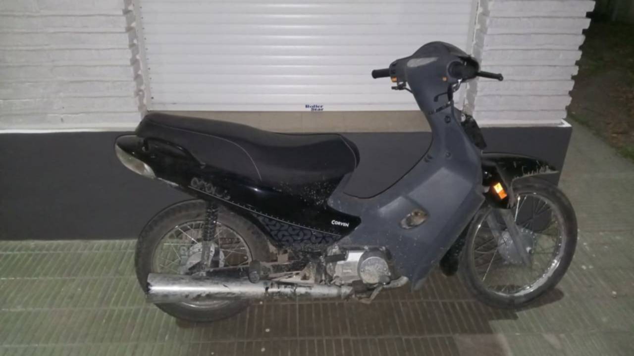 Dos aprehendidos y un prófugo tras una persecución por una moto robada