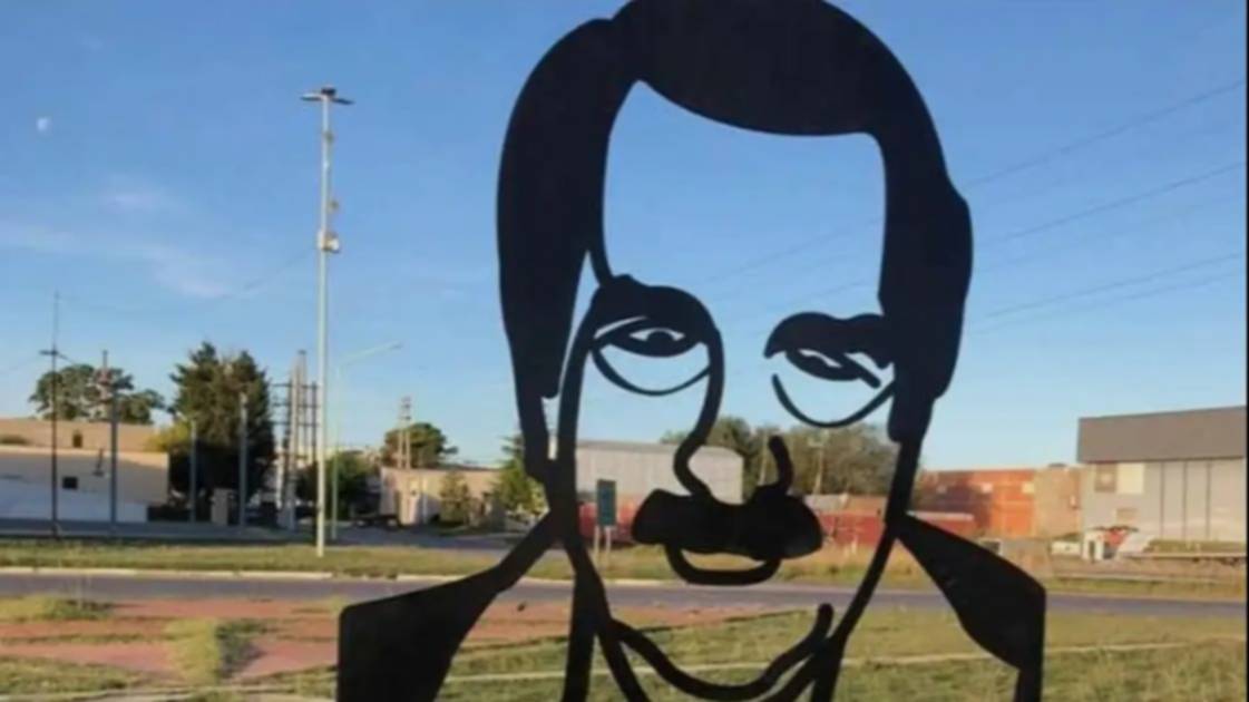 Google corrigió y Alfonsín ya aparece nombrado en su monumento bahiense