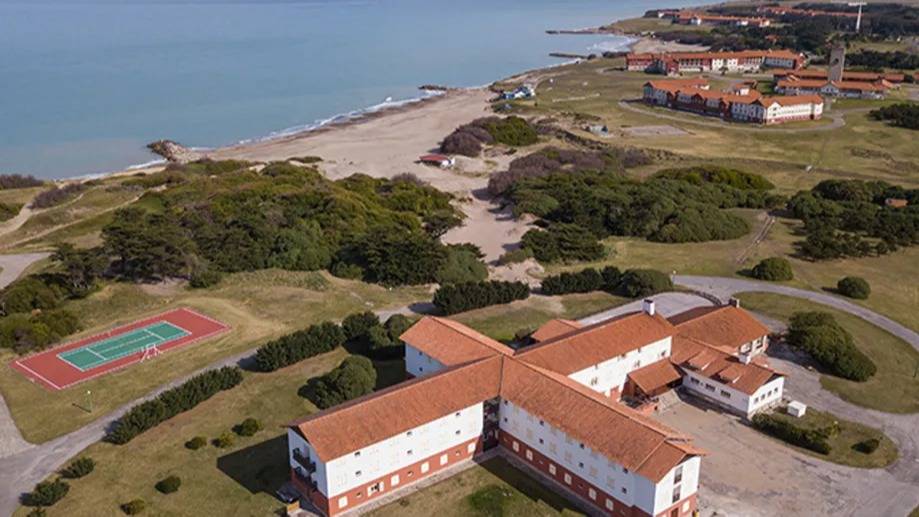 La Justicia ordenó el desalojo de trabajadores del complejo turístico en Chapadmalal