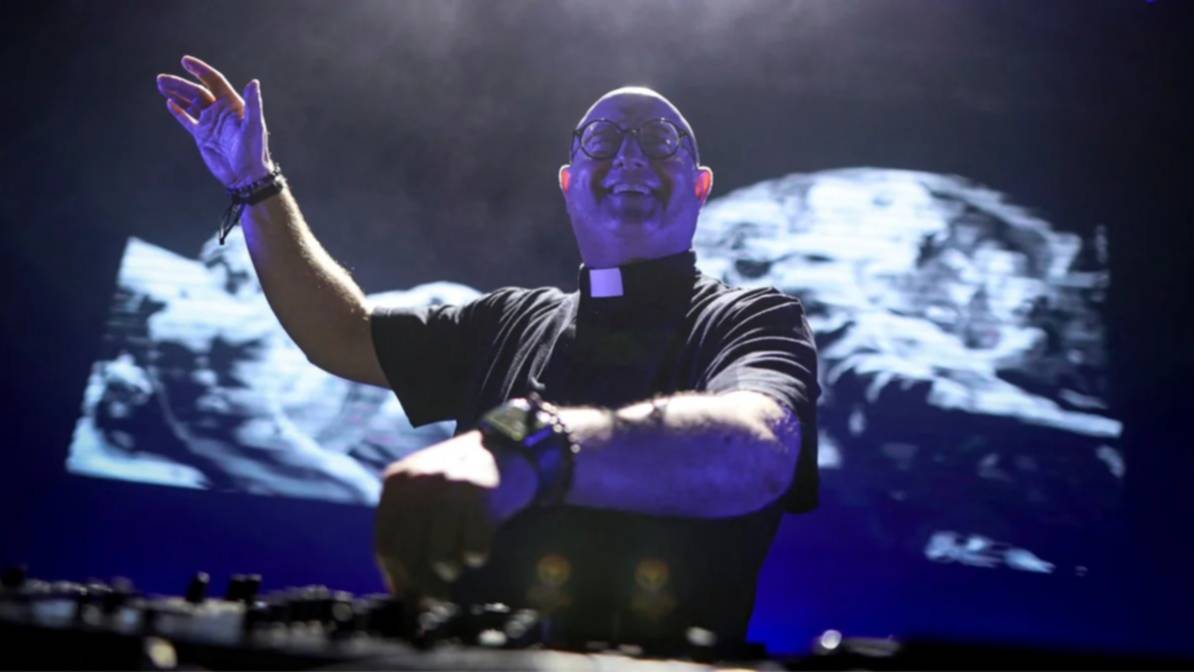 El cura DJ hace vibrar Plaza de Mayo en homenaje al Papa Francisco
