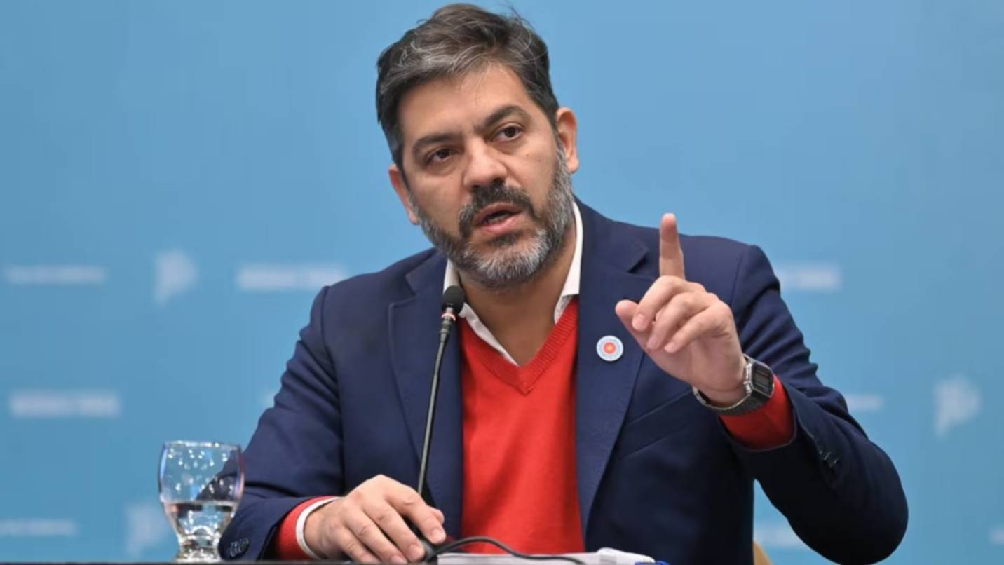 Operaron de urgencia en Barcelona a Carlos Bianco, el ministro de Gobierno de Axel Kicillof