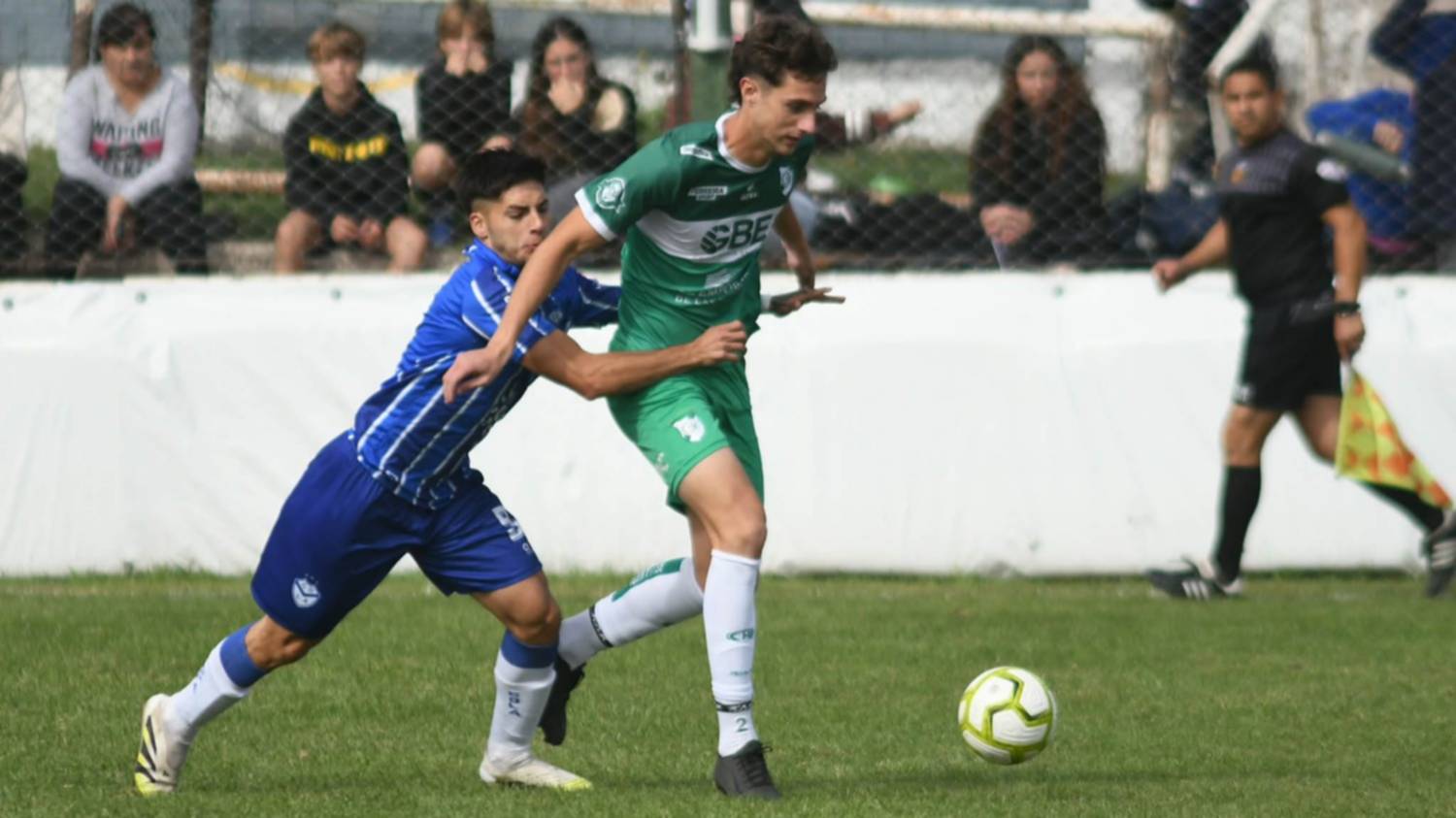 Bella Vista pudo desatar el nudo con un gol polémico y se metió en el podio