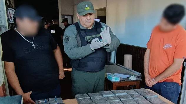 Una familia viajaba con 23 kilos de cocaína escondidos el baúl de un auto