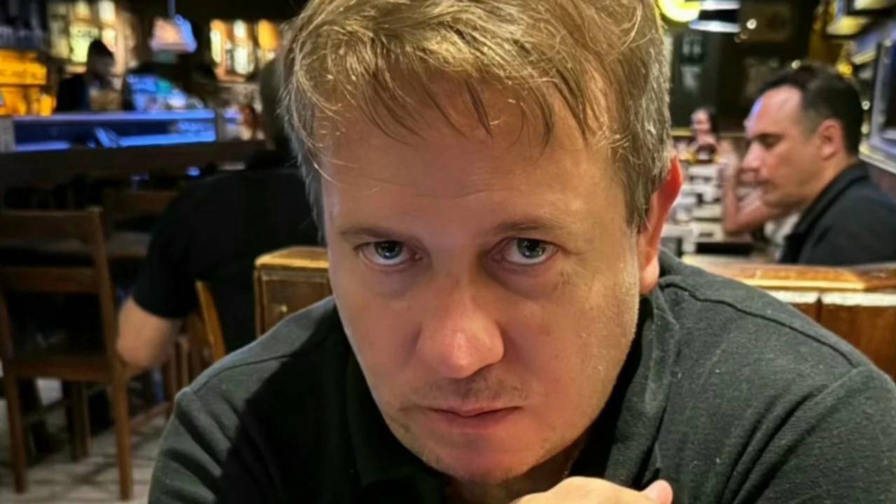 El biógrafo presidencial volvió a cruzar a Adorni: “Es un piojo resucitado que está aferrado al poder”