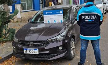 Intentó escapar de un retén policial en un vehículo adulterado y terminó aprehendida