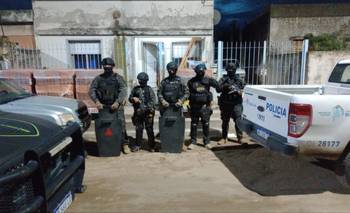 Allanan dos viviendas, secuestran varias armas de fuego y capturan a una mujer