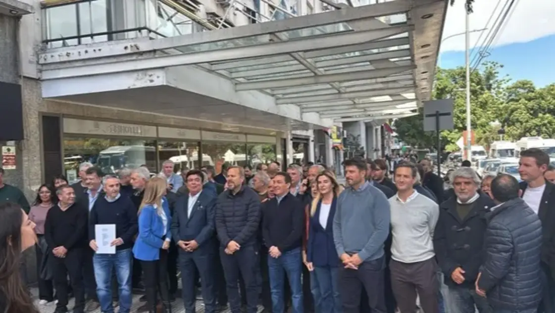 Más de 80 intendentes bonaerenses marcharon a Capital Humano para reclamar por fondos adeudados