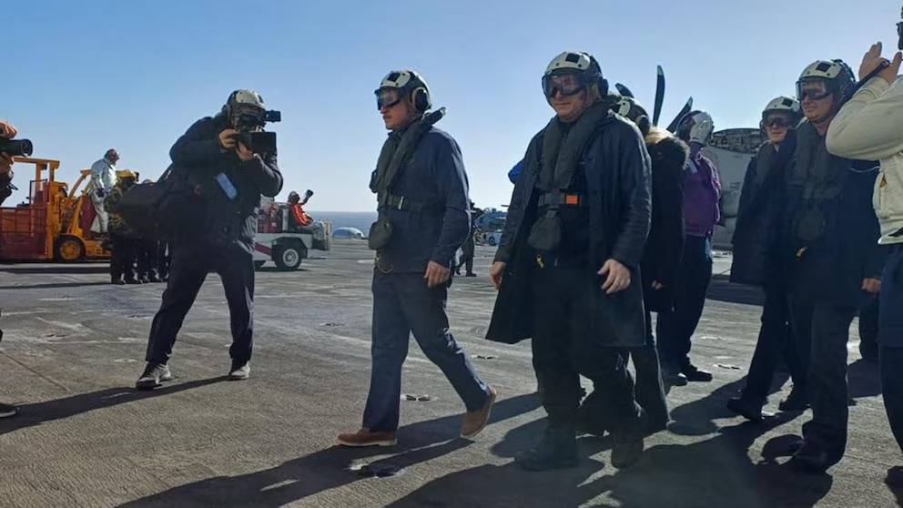 En otro gesto de alineamiento con EE.UU, Milei visitó el portaaviones USS Nimitz en el Mar Argentino