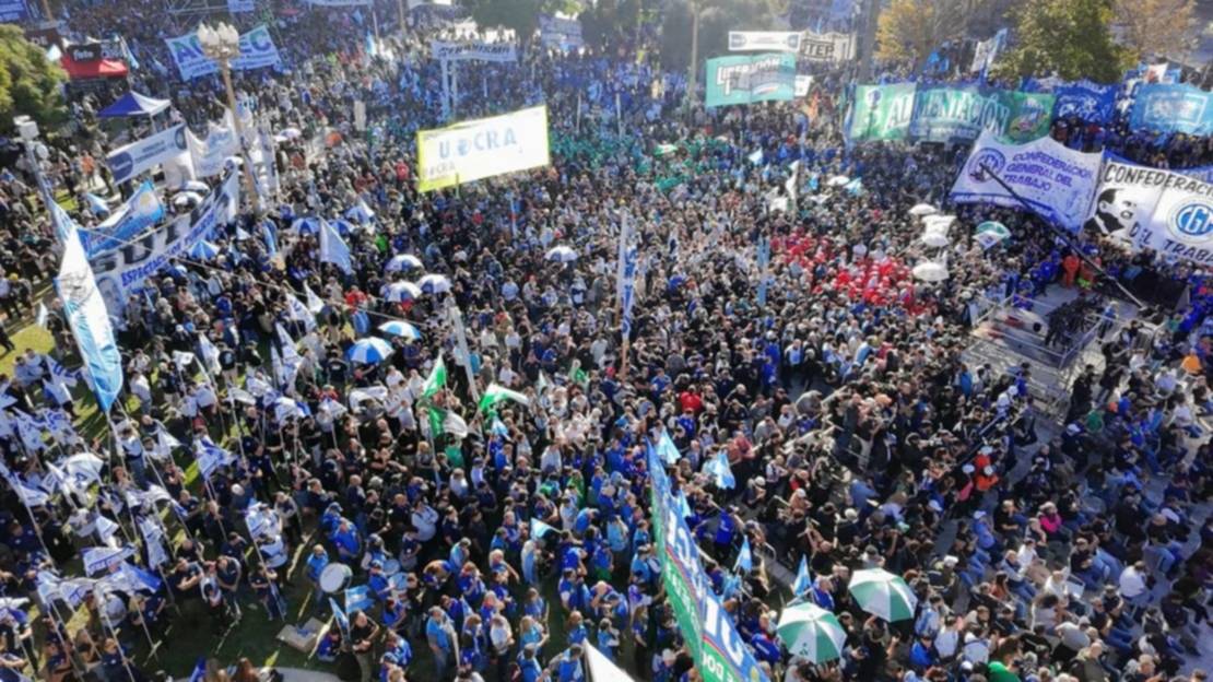 “Profundicemos el conflicto”, pidió la CGT en Plaza de Mayo durante la marcha por el Día del Trabajador