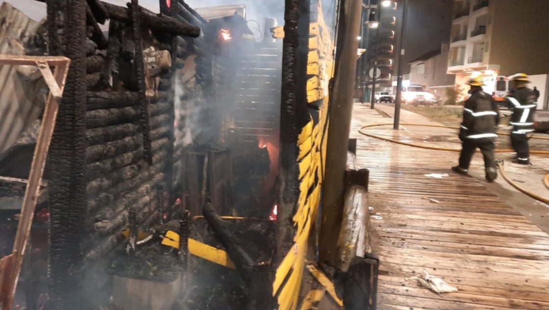 Investigan las causas del incendio de un parador en Monte Hermoso Investigan las causas del incendio de un parador en Monte Hermoso