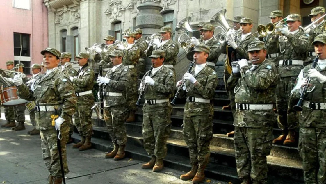 Banda militar interpretará el Himno Nacional en la Plaza Rivadavia Banda militar interpretará el Himno Nacional en la Plaza Rivadavia