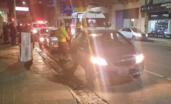 Tres autos protagonizaron un choque en cadena en el centro - La Nueva