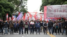 Tensión en el acto de la Izquierda por el Día del Trabajador por del protocolo antipiquetes