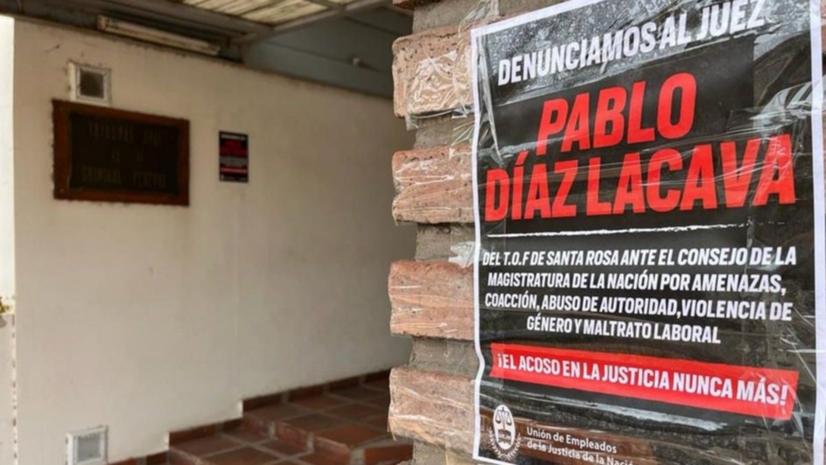 Juez acusado de maltrato se queja por carteles contra su persona - La Nueva