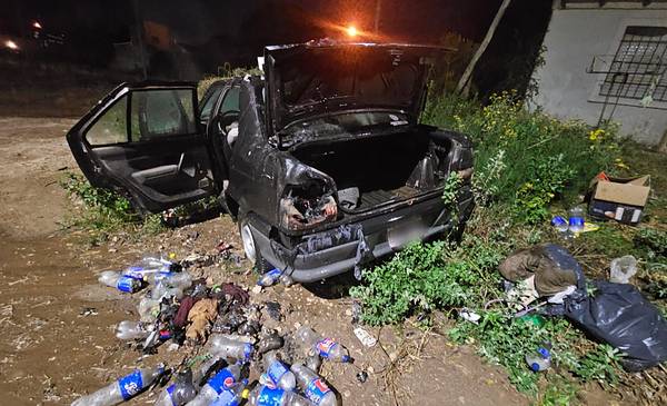 Tiraron basura sobre el techo de un auto y la prendieron fuego - La Nueva