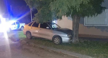 Se durmió al volante y chocó contra un árbol en el barrio Villa Libre