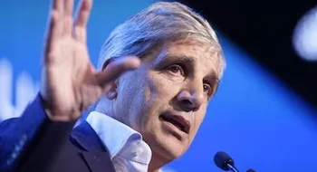 Luis Caputo anunció la eliminación de retenciones a más de 4400 productos industriales