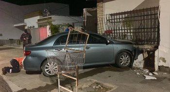 Un automovilista chocó contra el frente de una casa y escapó