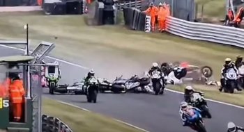 Conmoción en el motociclismo: murieron dos pilotos en un choque masivo tras la largada