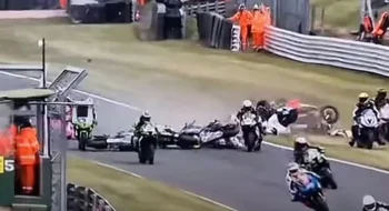 Conmoción en el motociclismo: murieron dos pilotos en un choque masivo tras la largada
