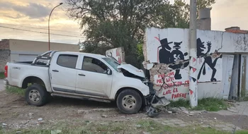 Chocó contra un paredón y se encerró dentro su camioneta 4 horas
