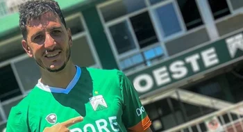 Escándalo en el fútbol argentino: echan a un jugador por una supuesta relación con la mujer del DT
