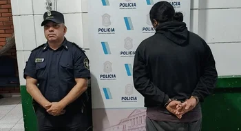 Apenas llegó a tocar la guitarra ya lo tenían contra las cuerdas y, encima, le secuestraron armas
