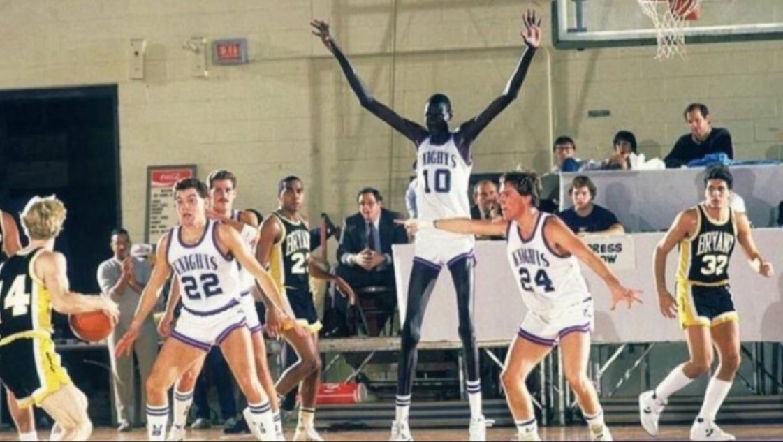 "Inventé su edad, nadie sabía cuántos años tenía", confesó el descubridor de Manute Bol "Inventé su edad, nadie sabía cuántos años tenía", confesó el descubridor de Manute Bol