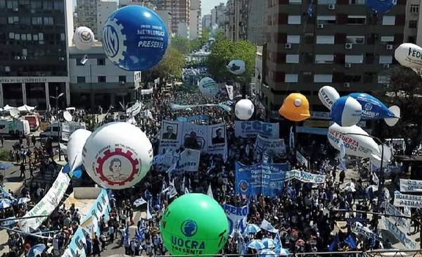 Fuerte rechazo de la CGT al decreto de Milei que limita el derecho a ...
