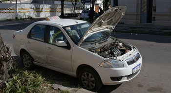 El taxista que volcó en el macrocentro bahiense dio positivo de estupefacientes
