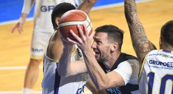 Estudiantes ganó y aprovechó otros resultados para quedar como único puntero de Primera