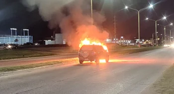 Un desperfecto mecánico causó el incendio total de una camioneta