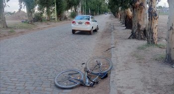 Hospitalizaron a un ciclista que fue embestido por un automóvil