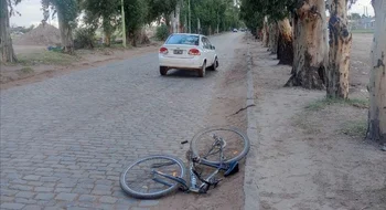Hospitalizaron a un ciclista que fue embestido por un automóvil