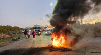 Acampe y cortes de calle en White por demoras en la entrega de los subsidios