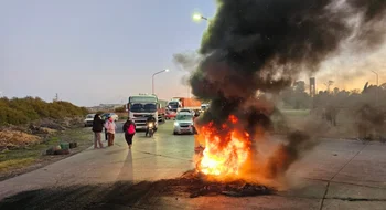 Acampe y cortes de calle en White por demoras en la entrega de los subsidios