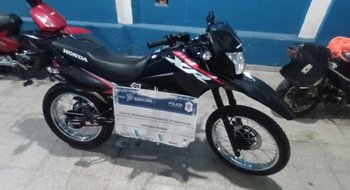 Persecución y aprehensión en el centro: un joven fue detenido tras evadir semáforos y escapar en moto