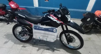 Persecución y aprehensión en el centro: un joven fue detenido tras evadir semáforos y escapar en moto