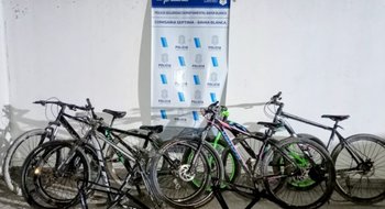 Allanan por una moto robada y descubren bicicletas ocultas en el domicilio