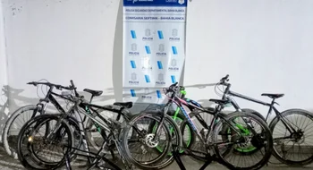 Allanan por una moto robada y descubren bicicletas ocultas en el domicilio