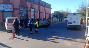 Un conductor fue hospitalizado tras un choque y vuelco en San Martín e Israel